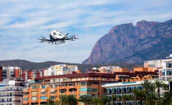 Imagen de la operación pionera en Benidorm, en la que por primera vez en Europa se simultaneó el vuelo de un aerotaxi con once drones en un espacio urbano / ITG