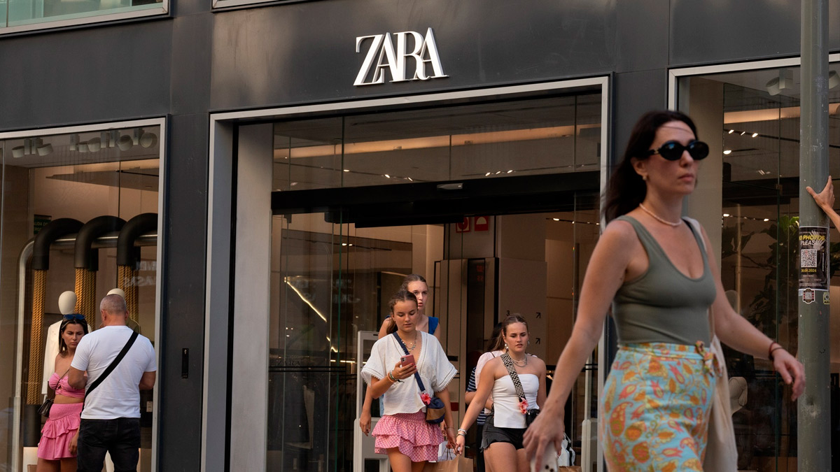 Varias personas pasan delante de una tienda Zara, en el centro de Barcelona, a 26 de septiembre de 2024, en Barcelona, Catalunya (España). David Zorrakino / Europa Press