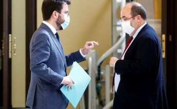 El vicepresidente del Govern con funciones de presidente, Pere Aragonès (i), y el presidente del grupo parlamentario Socialistes Units per Avançar, Miquel Iceta. (EFE)