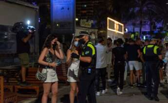 La Policía de Marbella desaloja a unos jóvenes de un local por saltarse las restricciones. // EFE