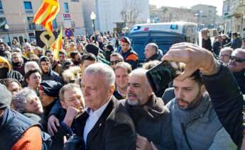 GRAF5674. TORROELLA DE MONGRÍ (GIRONA), 26/01/2019.- El portavoz de Ciudadanos en el Parlament, Carlos Carrizosa (2d), ha sido abucheado por manifestantes convocados por la Forja, entidad de la izquierda independentista, durante la visita que ha realizado esta sábado en Torroella de Montgrí (Girona). EFE/Robin Townsend.