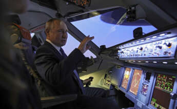 Moscow (Russian Federation), 05/03/2022.- Russian President Vladimir Putin examines simulators for the flight crew during his visit to the aviation training center of PJSC Aeroflot on the eve of International Women's Day Moscow, Russia, 05 March 2022. The European Union imposed a ban on flights of Russian aircraft over its entire territory. As a mirror measure, Russia officially banned the use of its airspace by airlines from 36 countries. Russian troops entered Ukraine on 24 February prompting the country's president to declare martial law and triggering a series of severe economic sanctions imposed by Western countries on Russia. (Rusia, Ucrania, Moscú) EFE/EPA/MIKHAEL KLIMENTYEV/SPUTNIK/KREMLIN POOL / POOL