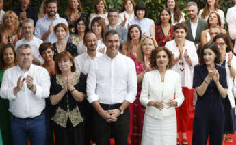 GRAF4121. MADRID, 23/07/2022.- El presidente del Gobierno, Pedro Sánchez (c) posa para la foto de familia durante el Comité Federal extraordinario del PSOE que se celebra este sábado en la sede del partido. EFE/ Mariscal