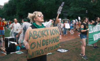 -FOTODELDÍA- AME2418. WASHINGTON (ESTADOS UNIDOS), 09/07/2022.- Personas protestan hoy frente a la Casa Blanca para exigir que se proteja el aborto legal, en Washington (EE.UU). Cientos de personas marcharon este sábado por las calles de Washington hasta congregarse frente a la Casa Blanca para protestar contra la decisión del Tribunal Supremo de EE.UU. de eliminar la protección legal del aborto, vigente desde hacía 50 años. EFE/ Jorge Dastis