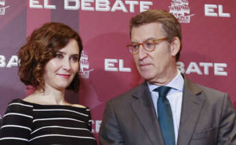 MADRID, 04/05/2022.- El presidente del Partido Popular, Alberto Núñez Feijóo, acompañado por la presidenta de la Comunidad de Madrid, Isabel Díaz Ayuso (i), participa en el acto organizado por El Debate, que lleva por título El Debate con Alberto Núñez Feijóo, este miércoles en un céntrico hotel de la capital. EFE/Javier Lizón