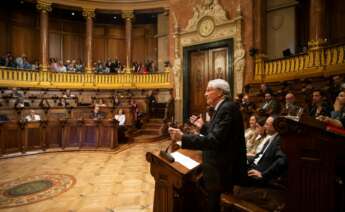 GRAFCAT477. BARCELONA, 12/06/2019.- El ex alcalde de Barcelona, Xavier Trías, interviene en el pleno del Ayuntamiento de Barcelona que celebrado este miércoles, en plena negociación para elegir al nuevo alcalde o alcaldesa, el último pleno de este mandato para que se despidan 30 de los 41 concejales que no repetirán en el próximo consistorio, entre ellos todos los de los grupos JxCat, PP y CUP y políticos de larga trayectoria, como Xavier Trías o Alberto Fernández Díaz. EFE/ Quique García