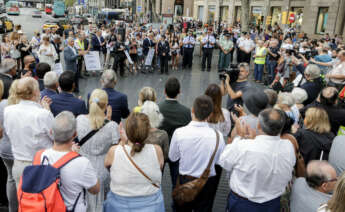 BARCELONA, 17/08/2022.- Momento del acto organizado por la Asociación Catalana de Víctimas de Organizaciones Terroristas (ACVOT), la Plataforma 17A y Politeia para conmemorar el quinto aniversario de los atentados con un homenaje a las víctimas en la Rambla de Canaletes EFE/ Quique García