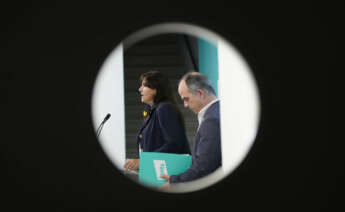 BARCELONA, 07/10/2022.- La líder de JxCat, Laura Borràs (i), y el secretario general del partido, Jordi Turull (d), ofrecen una rueda de prensa tras la votación de los militantes del partido, que han optado por salir del Govern y romper relaciones con ERC, este viernes en Barcelona. EFE/ Enric Fontcuberta