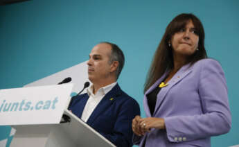 GRAF5241. BARCELONA (ESPAÑA), 29/09/2022.- El secretario general de JxCat Jordi Turull (i) y la presidenta del partido, Laura Borràs (d), ofrecen una comparecencia en la sede de su formación tras la reunión de su ejecutiva en que todos los consellers de JxCat han puesto su cargo "a disposición" de lo que decida el partido, cuya dirección se reúne este jueves por la mañana, después de que anoche el presidente de la Generalitat, Pere Aragonès, destituyera al vicepresidente del Govern, Jordi Puigneró. EFE/MARTA PEREZ