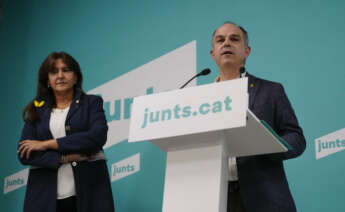 BARCELONA, 07/10/2022.- La líder de JxCat, Laura Borràs (i), y el secretario general del partido, Jordi Turull (d), ofrecen una rueda de prensa tras la votación de los militantes del partido, que han optado por salir del Govern y romper relaciones con ERC, este viernes en Barcelona. EFE/ Enric Fontcuberta