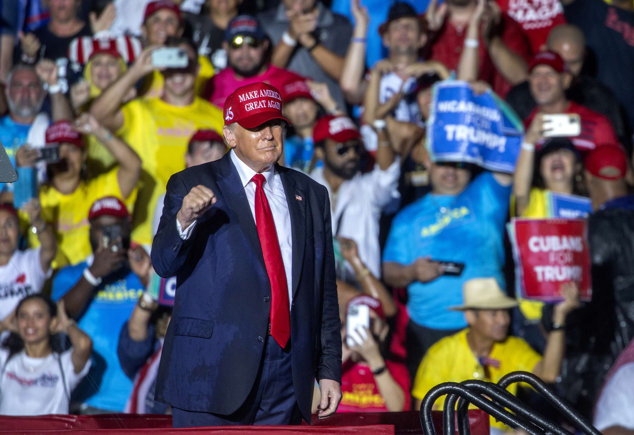 Miami (United States), 06/11/2022.- Former US President Donald Trump gestures after speaking at a rally in support of Florida Senator Marco Rubio (not pictured) in the midterm elections, in Miami, Florida, USA, 06 November 2022. The US midterm elections are held every four years at the midpoint of each presidential term and this year include elections for all 435 seats in the House of Representatives, 35 of the 100 seats in the Senate and 36 of the 50 state governors as well as numerous other local seats and ballot issues. (Elecciones, Estados Unidos) EFE/EPA/CRISTOBAL HERRERA-ULASHKEVICH