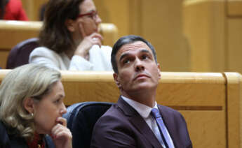 MADRID, 22/11/2022.- El presidente del Gobierno, Pedro Sánchez, y la vicepresidenta primera y ministra de Asuntos Económicos, Nadia Calviño, antes del pleno del Senado en Madrid este martes. EFE/Kiko Huesca