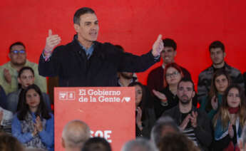 El secretario general del PSOE y presidente del Gobierno, Pedro Sánchez, durante un acto de precampaña en apoyo al actual alcalde de Sevilla y candidato a los próximos comicios municipales, Antonio Muñoz, celebrado en Sevilla, este sábado. EFE/ Jose Manuel Vidal