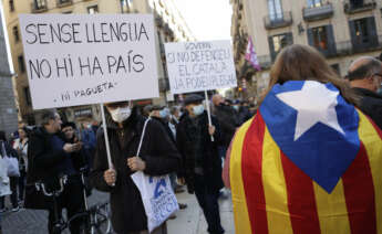 BARCELONA, 02/04/2022.- Los sindicatos Ustec, Intersindical, CGT, COS,Sindicat d'Estudiants dels Països Catalans (SEPC) y las Asociaciones Federadas de Familias de Alumnos de Cataluña (AFFaC) participan una manifestación a favor de la inmersión lingüística en catalán y contra el acuerdo político que reconoce por primera vez el castellano como lengua vehicular en la enseñanza. EFE/ Quique García