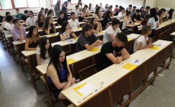 GRAFCAT8681 BARCELONA 14/6/2022.- Alumnos de la facultad de Biología de la Universidad de Barcelona durante el inicio hoy de las Pruebas de Acceso a la Universidad (PAU) en las que están convocados más de 45.000 estudiantes y que recuperan el formato previo a la pandemia en donde los alumnos decidirán de manera anónima si prefieren los enunciados en catalán, castellano o aranés, siguiendo las medidas dictadas por el TSJC. EFE/Alejandro Garcia