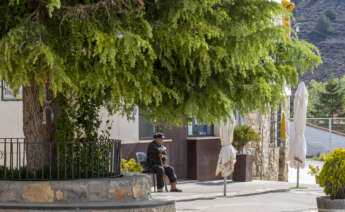 Un vecino de la localidad turolense de Cubla descansa en las calles de este pueblo que tiene una población de 52 habitantes. EFE/Antonio García