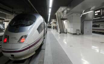 El tren AVE en la estación de Sants momentos antes de iniciar el trayecto. EFE/Toni Albir