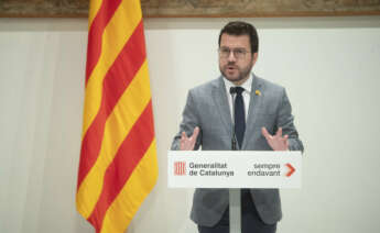 GRAFCAT7773. BARCELONA, 22/12/2023.- El presidente de la Generalitat, Pere Aragonès, durante el acto de la firma de un acuerdo con los agentes sociales por el que se incluirá en los presupuestos para 2024 un conjunto de medidas económicas y sociales que suman más de 1.500 millones, entre ellas, la subida del 4 % del Indicador de Renta de Suficiencia de Cataluña (IRSC), una partida para el pacto por la industria de 638 millones o 595 millones para políticas de empleo. EFE/Marta Pérez