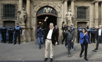 PAMPLONA, 28/12/2023.- El diputado de EH Bildu, Joseba Asiron sale del consistorio como nuevo alcalde de Pamplona tras la moción de censura en el Ayuntamiento de Pamplona, este jueves. La primera moción de censura de la historia democrática del Ayuntamiento de Pamplona despojará de la alcaldía a UPN y dará paso a un gobierno local liderado por EH Bildu con el apoyo de PSN, Geroa Bai y Contigo-Zurekin. EFE/Jesús Diges