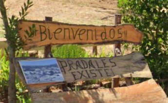 Cartel que se puede ver en Pradales: ¡Pradales existe! Foto: Google Maps