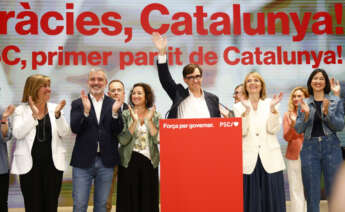 BARCELONA, 12/05/2024.- El candidato a la presidencia de la Generalitat por El PSC, Salvador Illa (c), comparece ante los medios para valorar los resultados electorales, hoy domingo en Barcelona. El Partido Socialista ha ganado las elecciones con 42 escaños. EFE/Quique García