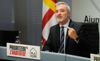 GRAFCAT5810. BARCELONA (ESPAÑA), 21/06/2024.- El alcalde de Barcelona, Jaume Collboni durante la rueda de prensa en la que ha anunciado que el Ayuntamiento no concederá más licencias para el uso turístico para viviendas residenciales y no renovará las existentes en noviembre de 2028, en aplicación de la ley catalana, de manera que en cinco años, los 10.101 pisos turísticos que hay en la ciudad volverían a ser residenciales.EFE/ Enric Fontcuberta