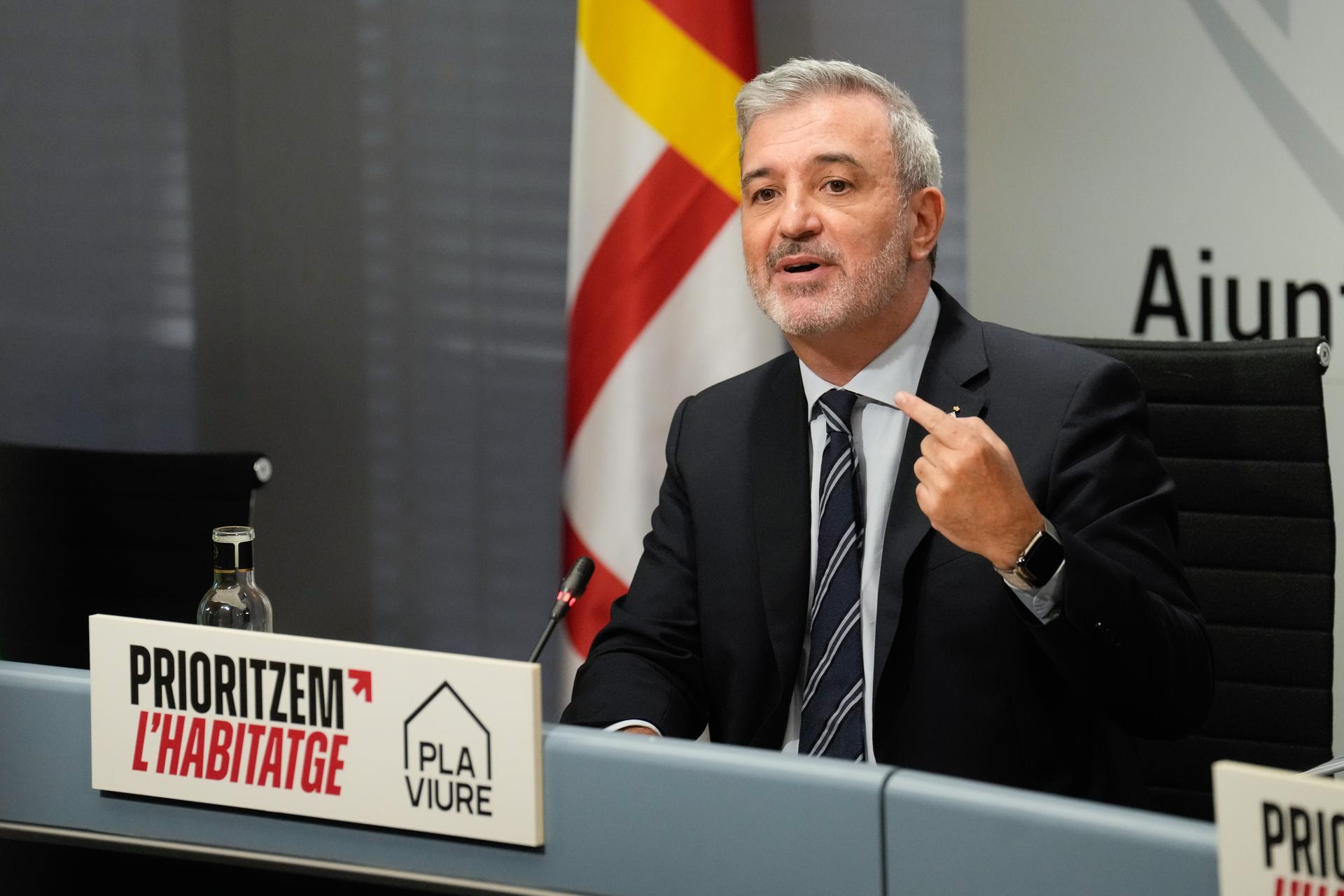 GRAFCAT5810. BARCELONA (ESPAÑA), 21/06/2024.- El alcalde de Barcelona, Jaume Collboni durante la rueda de prensa en la que ha anunciado que el Ayuntamiento no concederá más licencias para el uso turístico para viviendas residenciales y no renovará las existentes en noviembre de 2028, en aplicación de la ley catalana, de manera que en cinco años, los 10.101 pisos turísticos que hay en la ciudad volverían a ser residenciales.EFE/ Enric Fontcuberta