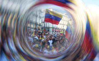 Decenas de personas durante una concentración contra Nicolás Maduro, en la Puerta del Sol, a 3 de agosto de 2024, en Madrid (España). El Comando ConVzla ha convocado la protesta para mostrar su rechazo a Nicolás Maduro y apoyar a Venezuela tras las elecciones venezolanas del pasado 28 de julio, en las que el Consejo Nacional Electoral (CNE) atribuyó la victoria a Maduro. La manifestación defiende a la oposición venezolana, que afirma la victoria de su candidato, Edmundo González, y declara que Maduro ha cometido fraude electoral. 03 AGOSTO 2024;VENEZUELA;MADURO;MANIFESTACIÓN;CONCENTRACIÓN; Ricardo Rubio / Europa Press (Foto de ARCHIVO) 03/8/2024