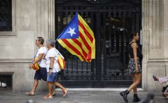 (Foto de ARCHIVO) Dos mujeres con banderas de la estelada durante una acto de ERC por la Diada, a 11 de septiembre de 2024, en Barcelona, Catalunya (España). ERC ha organizado un acto por la jornada de la Diada en Catalunya, en el primer 11 de septiembre sin un presidente independentista al frente de la Generalitat desde hace 12 años. Durante la ofrenda al monumento de Rafael Casanova, la delegación de ERC ha sido recibida con algunos silbidos y gritos de 'ERC traidores' y 'Botiflers' de personas que han acudido a ver el homenaje. ERC dio el visto bueno a un gobierno del PSC a cambio de la implantación de una financiación singular en Catalunya, que actualmente se está debatiendo en el Congreso. Kike Rincón / Europa Press 11/9/2024