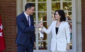 El presidente del Gobierno, Pedro Sánchez, recibe a la presidenta de la Comunidad de Madrid, Isabel Díaz Ayuso, en 2021. Foto: Europa Press