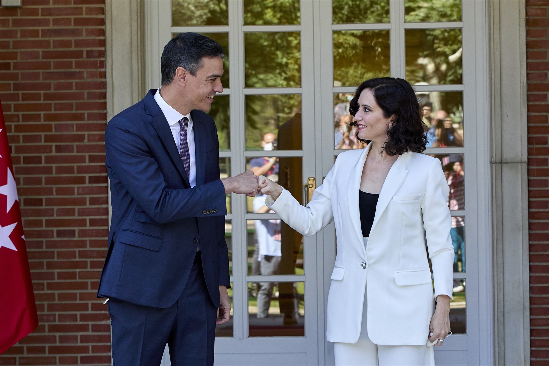 El presidente del Gobierno, Pedro Sánchez, recibe a la presidenta de la Comunidad de Madrid, Isabel Díaz Ayuso, en 2021. Foto: Europa Press