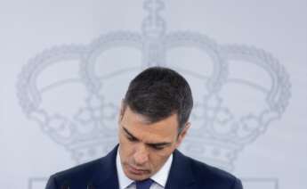 (Foto de ARCHIVO) El presidente del Gobierno, Pedro Sánchez, durante una rueda de prensa posterior a la reunión del Consejo de Ministros, en el Palacio de La Moncloa, a 11 de noviembre de 2024, en Madrid (España). El Consejo de Ministros ha aprobado un conjunto de medidas laborales para los trabajadores afectados por la DANA. Este paquete de medidas es el segundo que adopta el Gobierno. Este escudo laboral', que tendrá efectos retroactivos desde el 29 de octubre, estará integrado por diversas medidas, como los Expedientes de Regulación Temporal de Empleo (ERTE) por fuerza mayor o por causas económicas, técnicas, organizativas o de producción (ETOP), a los que podrán acogerse empresas radicadas en las zonas sacudidas por la DANA pero también aquellas que justifiquen que su actividad se ha visto afectada por el temporal. Eduardo Parra / Europa Press 11 NOVIEMBRE 2024;CONSEJO DE MINISTROS;GOBIERNO;AYUDAS;DANA 11/11/2024