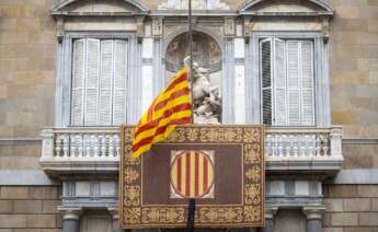 (Foto de ARCHIVO) La bandera de Cataluña durante un minuto de silencio por las víctimas de la DANA, en la plaza de Sant Jaume, a 31 de octubre de 2024, en Barcelona, Catalunya (España). La Generalitat de Catalunya, la Delegación del Gobierno en la comunidad autónoma, el Ayuntamiento de Barcelona y la Diputación de Barcelona han convocado un minuto de silencio en recuerdo de las víctimas que ha dejado la DANA a su paso por varias zonas de España el pasado 29 de octubre. El temporal se ha cobrado la vida de al menos 92 personas en la Comunidad Valenciana, mientras que en Castilla-La Mancha han muerto tres y en la zona de Málaga ha fallecido una. Lorena Sopêna / Europa Press 31 OCTUBRE 2024;MINUTO;SILENCIO;RECUERDO;DANA;TEMPORAL;VÍCTIMAS;FALLECIDOS 31/10/2024