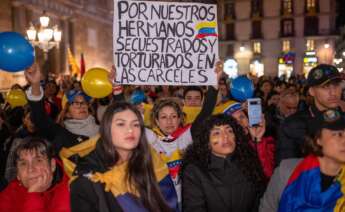 Decenas de personas durante la concentración contra el régimen de Nicolás Maduro tras su toma de posesión como presidente de Venezuela, en la Plaza Sant Jaume, en Barcelona. Foto: Lorena Sopêna / Europa Press