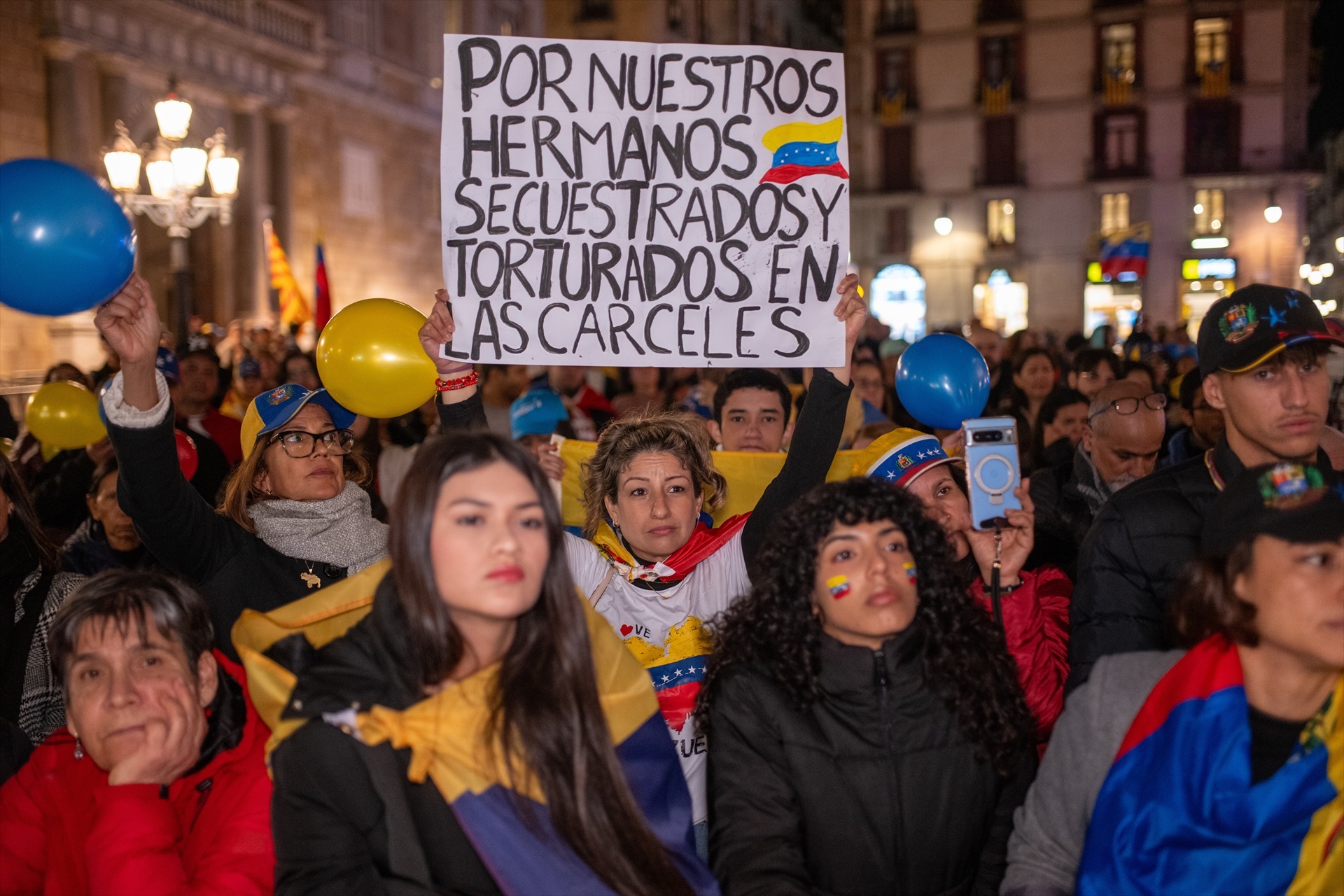 Decenas de personas durante la concentración contra el régimen de Nicolás Maduro tras su toma de posesión como presidente de Venezuela, en la Plaza Sant Jaume, en Barcelona. Foto: Lorena Sopêna / Europa Press