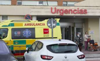 Una ambulancia en las Urgencias del Hospital 12 de Octubre, en Madrid. Foto: Jesús Hellín / Europa Press