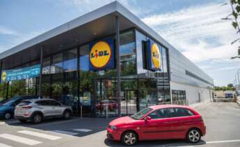 Madrid. 04/06/2020. Vista de un supermercado Lidl en Madrid, este jueves, en el que los trabajadores de Lidl en Madrid están convocados a una huelga en protesta, según los sindicatos convocantes, por la falta de protocolos de prevención para retomar la actividad en algunas secciones como la textil y por el incumplimiento del pago de las horas extras a un precio superior al habitual. EFE/Rodrigo Jiménez