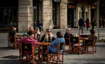 GRAFCAT7984. BARCELONA, 05/02/2021.- Aspecto de una terraza de un bar en el centro de Barcelona este viernes, cuando los contagios siguen a la baja en Cataluña pero con casi cien fallecidos contabilizados en las últimas 24 horas, a poco más de dos días de que se inicie la vacunación con el compuesto de AstraZeneca a los miembros de los servicios esenciales, como sanitarios que no están en primera línea de la COVID, bomberos, policías y otros colectivos de emergencias. EFE/Enric Fontcuberta