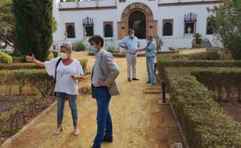 El delegado de Transición Ecológica, David Guevara, en los jardines de acceso al Pabellón de Telefónica. Ayuntamiento de Sevilla.