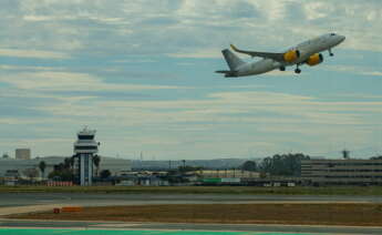 GRAFAND6565. SEVILLA, 03/03/2022.- Un avión tras despegar junto a la torre de control del Aeropuerto de Sevilla cuya terminal de salidas ha sido remodelada y ampliada con una inversión de 62 millones de euros e inaugurada hoy jueves por la ministra de Transportes, Movilidad y Agenda Urbana, Raquel Sánchez. EFE/ Julio Muñoz