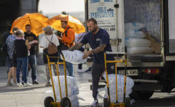 Un hombre reparte bolsas de hielo. EFE/ Angeles Visdomine