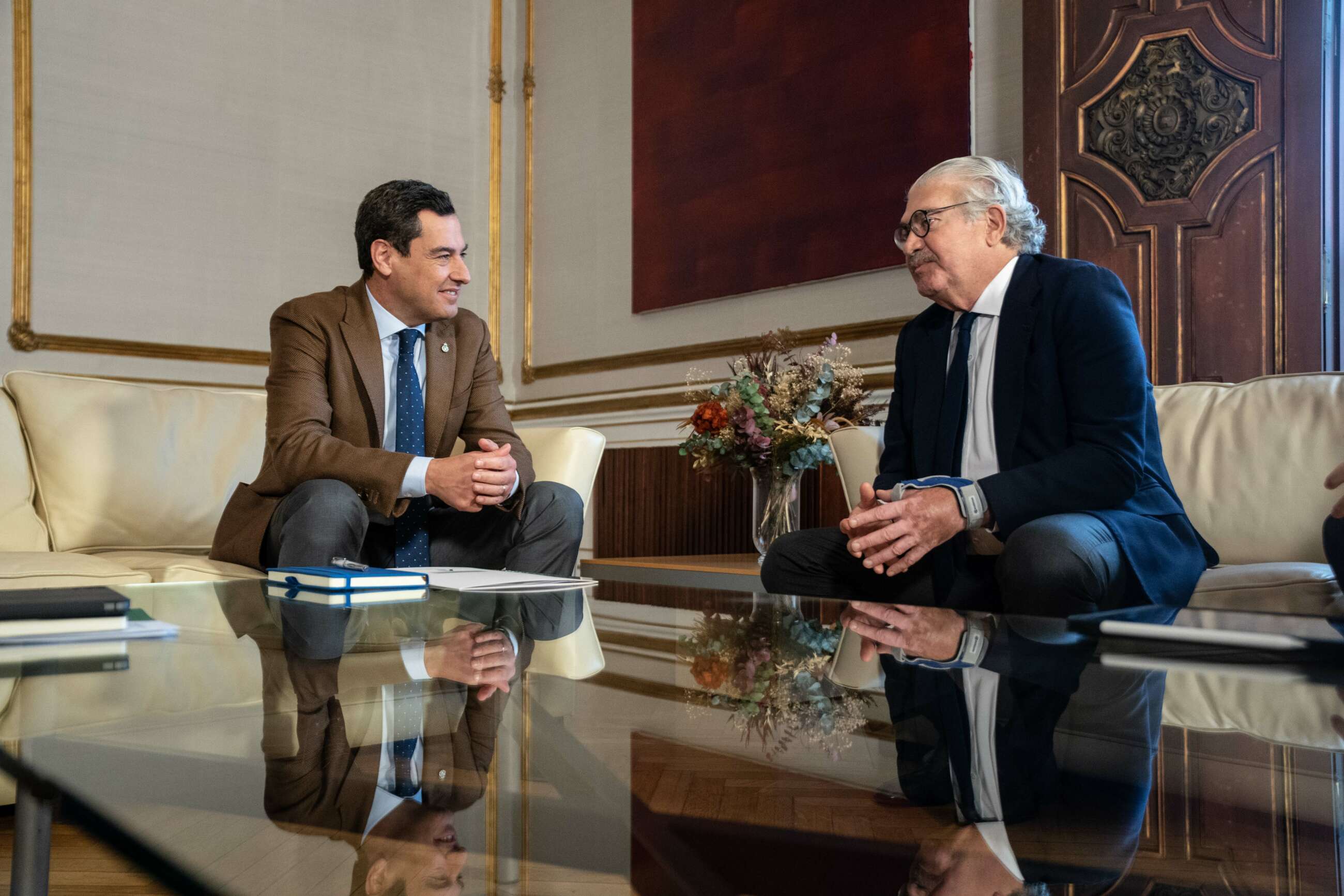 El presidente de la Junta de Andalucía, Juanma Moreno, ha mantenido un encuentro en el Palacio de San Telmo con el consejero delegado de Endesa, José Bogas. Foto: Junta de Andalucía.