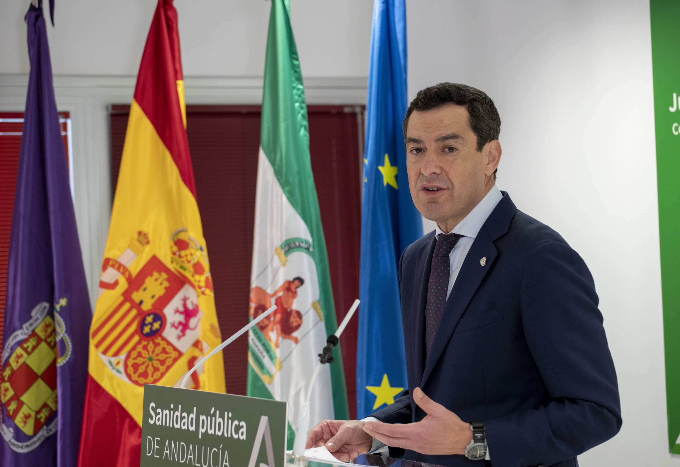 JAÉN, 19/01/2024.-El presidente de la Junta de Andalucía, Juanma Moreno, ha confirmado este viernes que la incidencia de la gripe y de las infecciones respiratorias en la comunidad ha alcanzado ya su punto máximo, por lo que ha vaticinado que a partir de ahora "lo normal es que baje, este viernes en el Hospital Universitario de Jaén. EFE/José Manuel Pedrosa