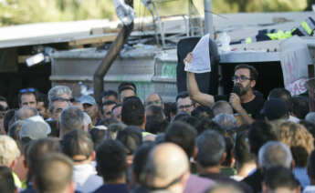 El portavoz del comité de huelga, José Antonio Gómez Valencia, se dirige a los trabajadores de Acerinox durante la asamblea celebrada el martes.