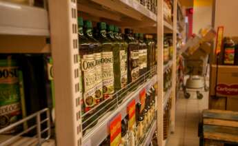 Sección del aceite de oliva en un supermercado.
