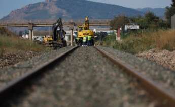 Varios operarios usan una grúa durante los primeros trabajos de la conexión Murcia-Almería en tren de alta velocidad (LAV), a 4 de octubre de 2021, en Alcantarilla, Murcia.