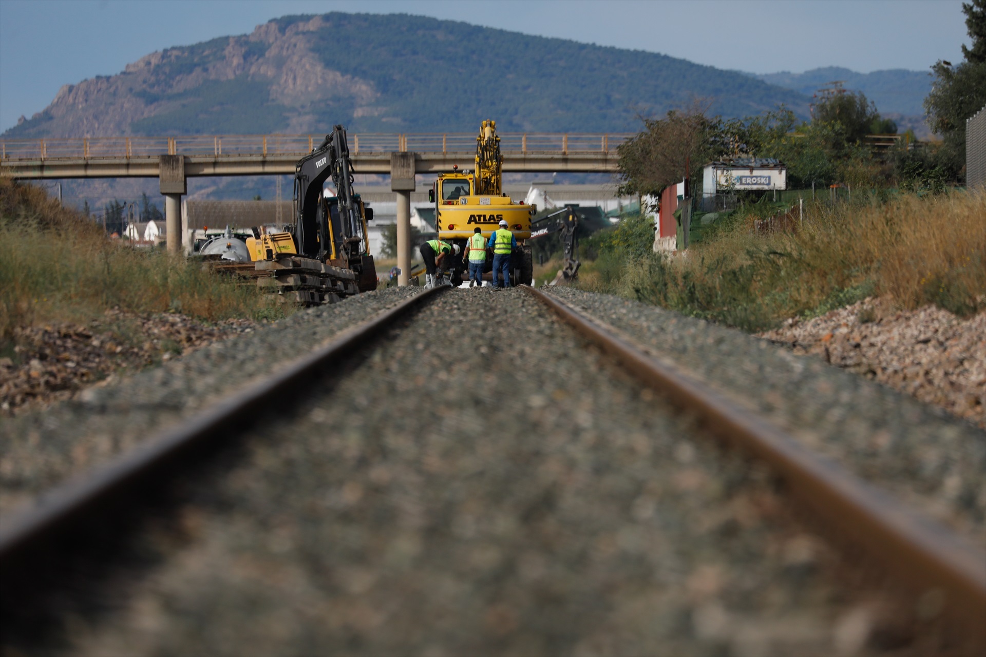 Varios operarios usan una grúa durante los primeros trabajos de la conexión Murcia-Almería en tren de alta velocidad (LAV), a 4 de octubre de 2021, en Alcantarilla, Murcia.