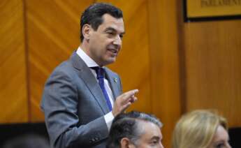 El presidente de la Junta de Andalucía, Juanma Moreno, interviene en la segunda jornada del Pleno del Parlamento andaluz.
