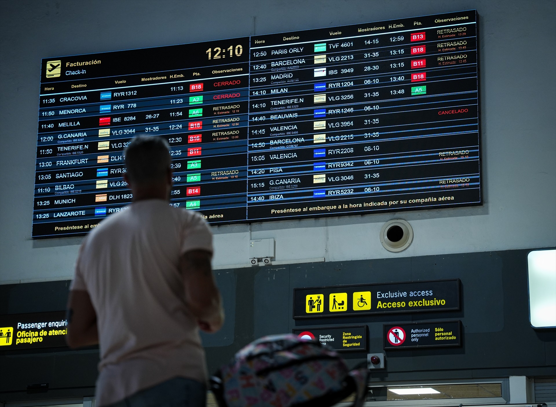 Pantalla informativa con los vuelos y embarques retrasados en el Aeropuerto de San Pablo, Sevilla.
