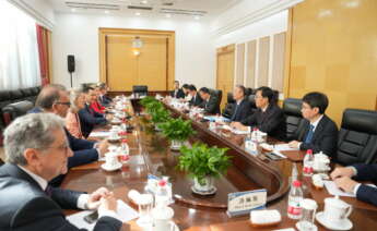 Representantes de la Junta de Andalucía junto a líderes del Partido Comunista de China este jueves en Pekín.